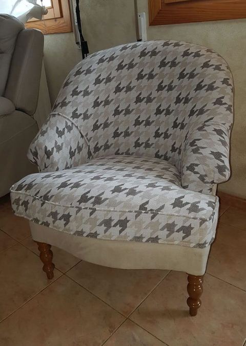 Sillón orejero tapizado en tela estampada
