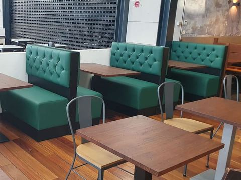 Interior de la cervecería D’Jorge con bancos tapizados