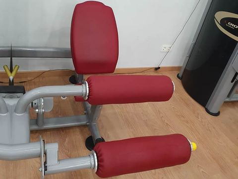 Máquinas de gimnasio con tapizado nuevo