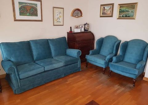 Sofá y butacas tapizados en terciopelo azul