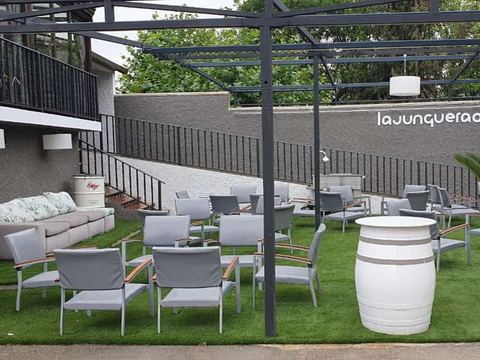 Terraza de La Junquera con mobiliario tapizado