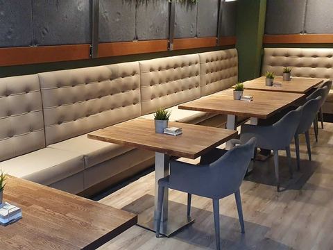 Sala principal de la cafetería Bhasno