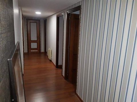 Pared tapizada con acabado acanalado