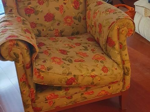 Sillón orejero desgastado antes