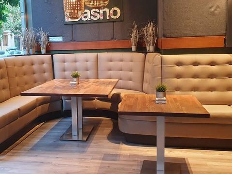 Bancos corridos tapizados en la cafetería Bhasno