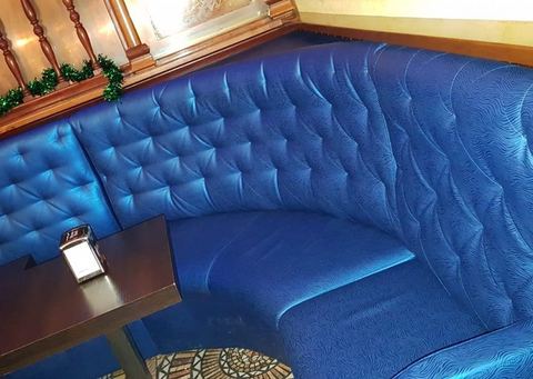 Banco capitoné en polipiel azul en la discoteca Hide Club